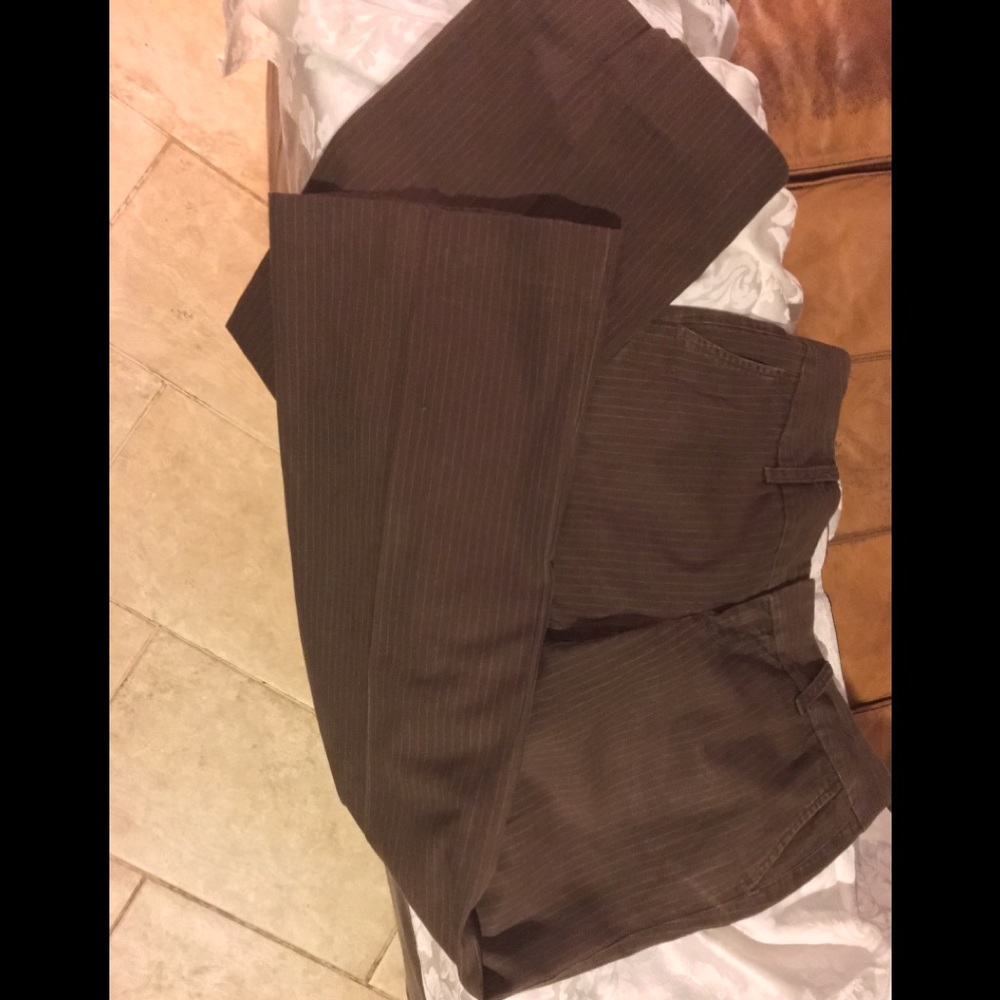 Ladies Gap cropped pants with stripes.